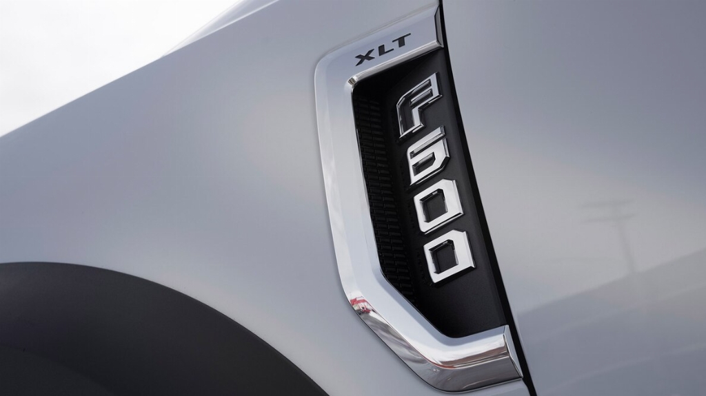 2020-Ford-F-600-badge.jpg