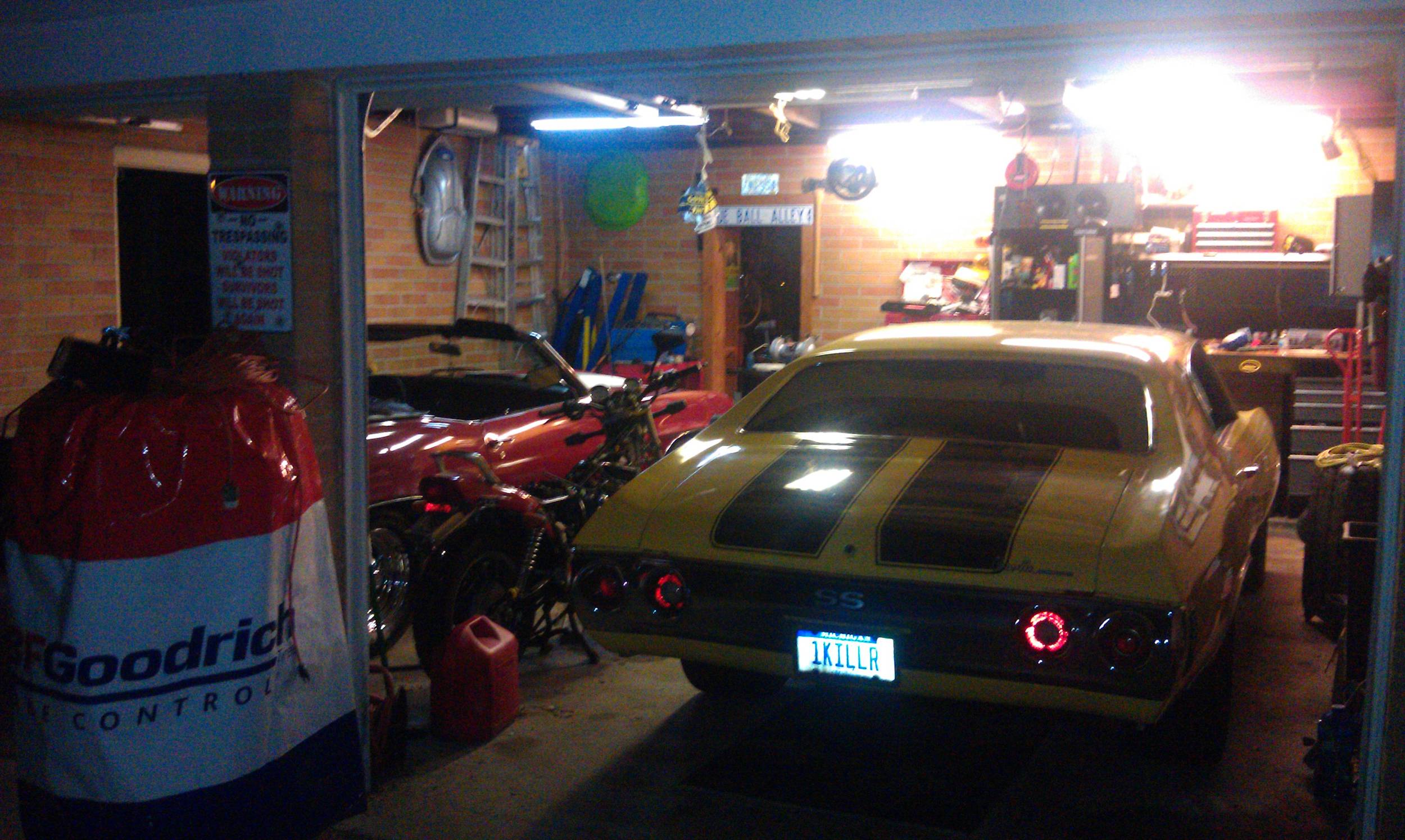 garage_at_night