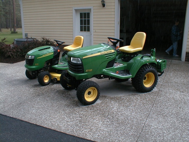 John Deere 110 vs X728